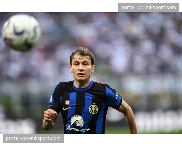 特写:国米中场巴雷拉,他在由攻转守时承担的第一道拦截职责 特写:国米中场巴雷拉,他在由攻转守时承担的第一道拦截职责