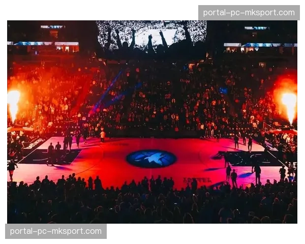 特写：双城队球迷在标靶球场向罹患癌症的对手球员（天使队厄普顿）鼓掌致意